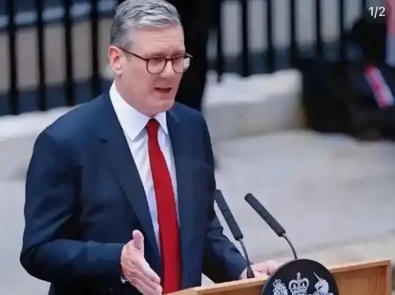 见过忘恩负义的，没见过这么离谱的，英国首相斯塔默刚从北京捧走45亿英镑投资，拍着