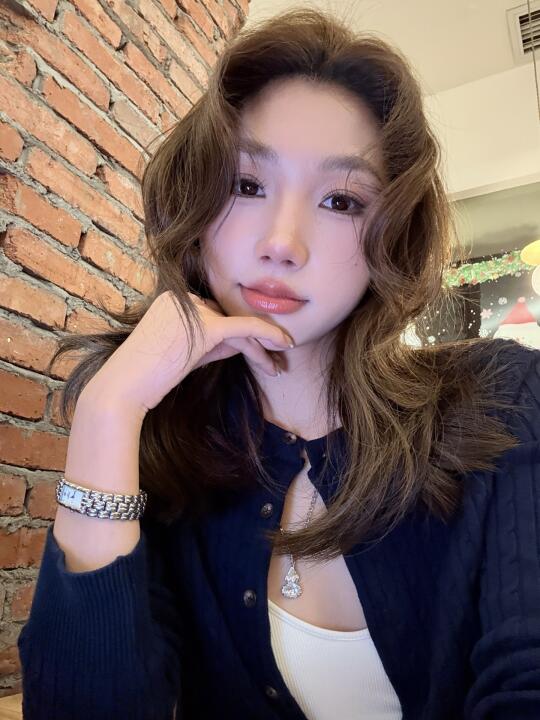 是谁这么会卷头发！！