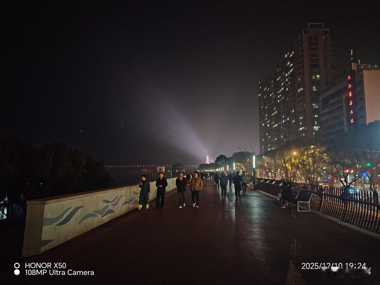 新的一年里，身体健康，万事如意心想事成，健康快乐每一天幸福生活每一天快乐每一天幸