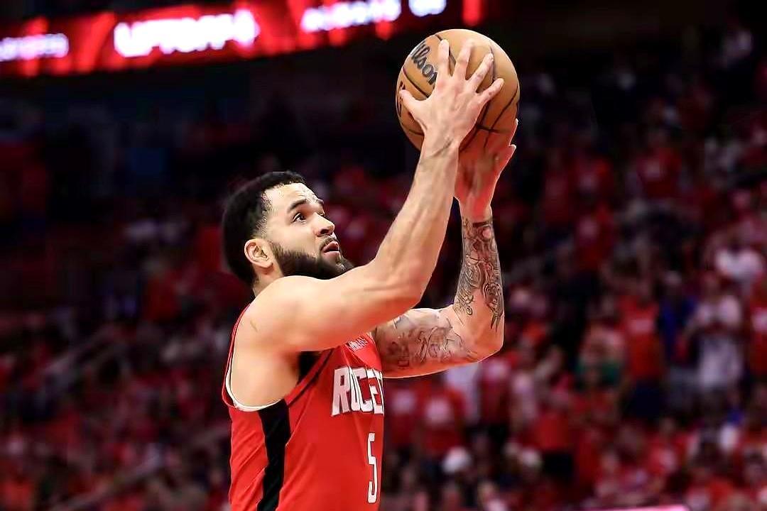 韧带撕裂仅半年就复出，这不是奇迹是玩命。
 
去年九月右膝韧带撕裂，本该休养一年