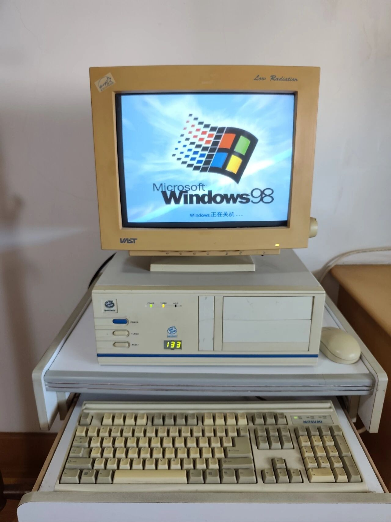 当年家里有台这样的电脑的，都是富贵人家！你用过Windows98吗？ 