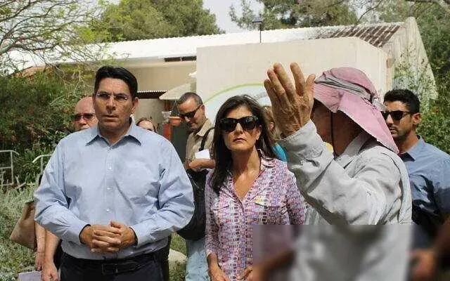 这个黑利，真够“黑”的。她在参观以军一个边境哨所时，竟然在一枚炮弹上签名并恶毒地