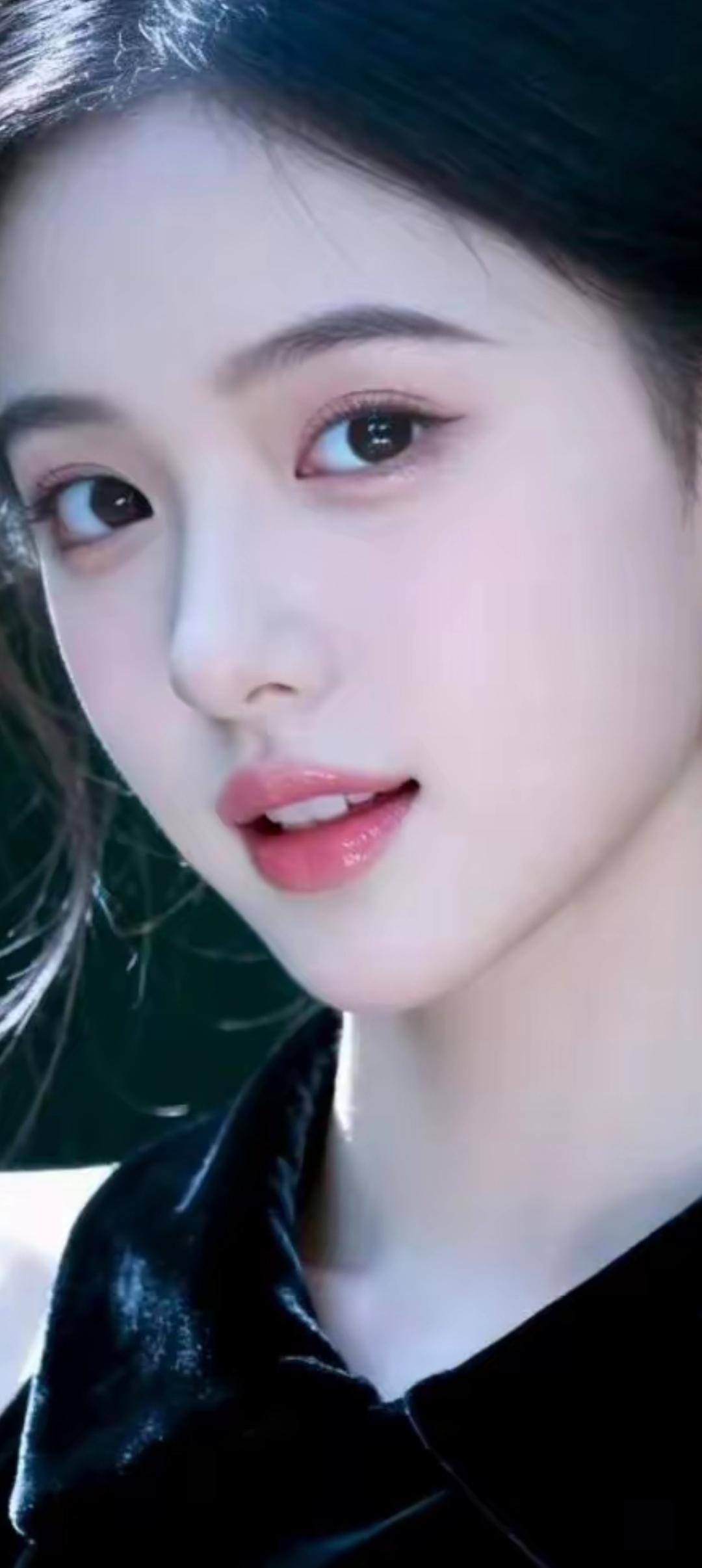 黑丝绒的诱惑，优雅与神秘的完美结合。