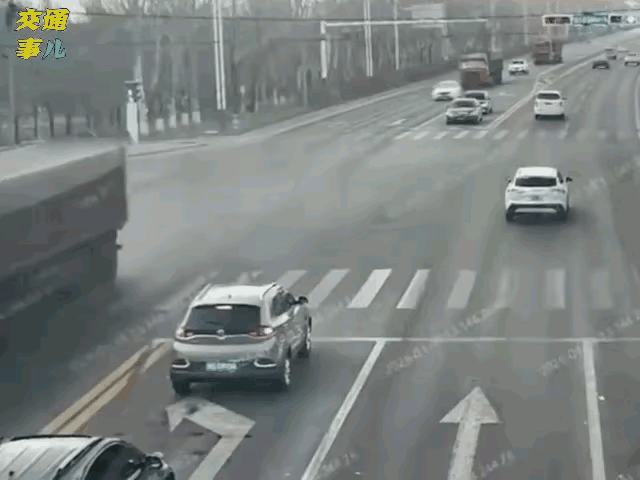 评价一下，前面小白车到底有没有责任，还是怪大货车速度过快？