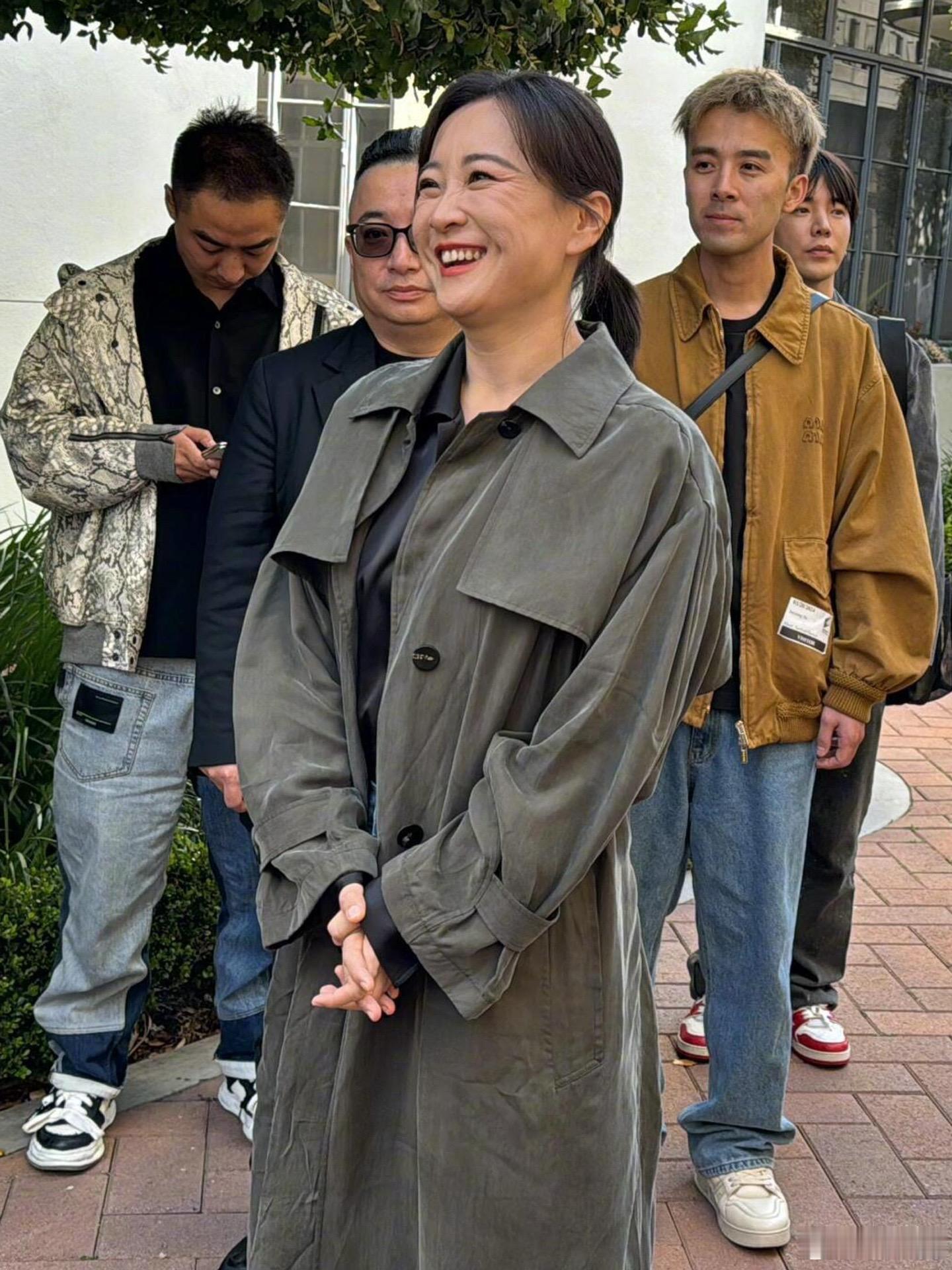 贾玲现身好莱坞，中国女导演的排面不靠穿搭。贾玲今日以一袭随性舒适的绿色风衣搭板鞋