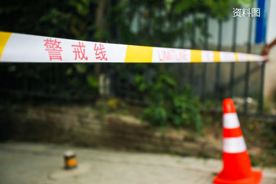 【#男子驾车撞人后将伤者藏于废弃厕所致死#，犯故意杀人罪被判10年】#男子驾车撞