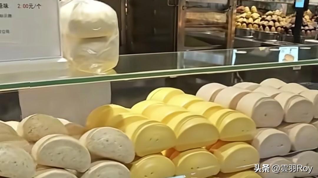 胖东来一个馒头，凭啥能火遍全网？
说出来你可能不信，就因为它配料表干净，只有面粉