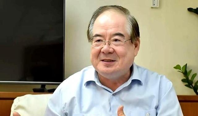 国民党副主席李乾龙，已是 77 岁高龄，前几日做了这样一件事：他执意不肯让人搀扶