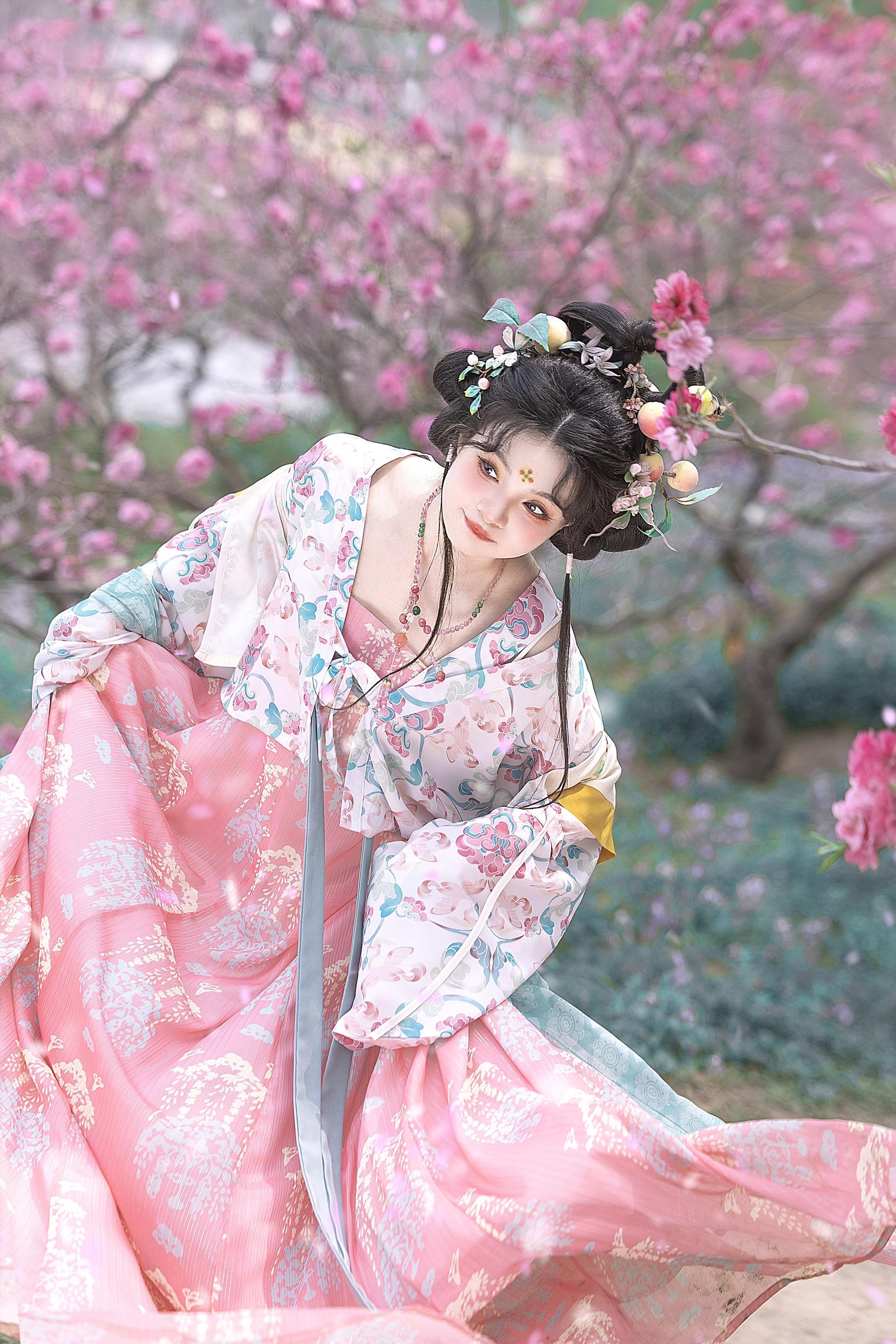 ‘ 桃花树下……桃花仙？’