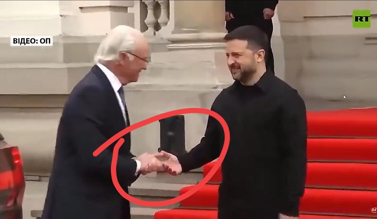泽连斯基与瑞典国王握手被无视，尴尬得不行，倒吸一口凉气，其实怪泽连斯基，握手姿势