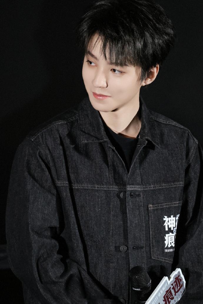 王俊凯的表情不像演的不得不说王俊凯的眼神戏太有说服力。《神探之痕迹》里叶忠诚遭遇