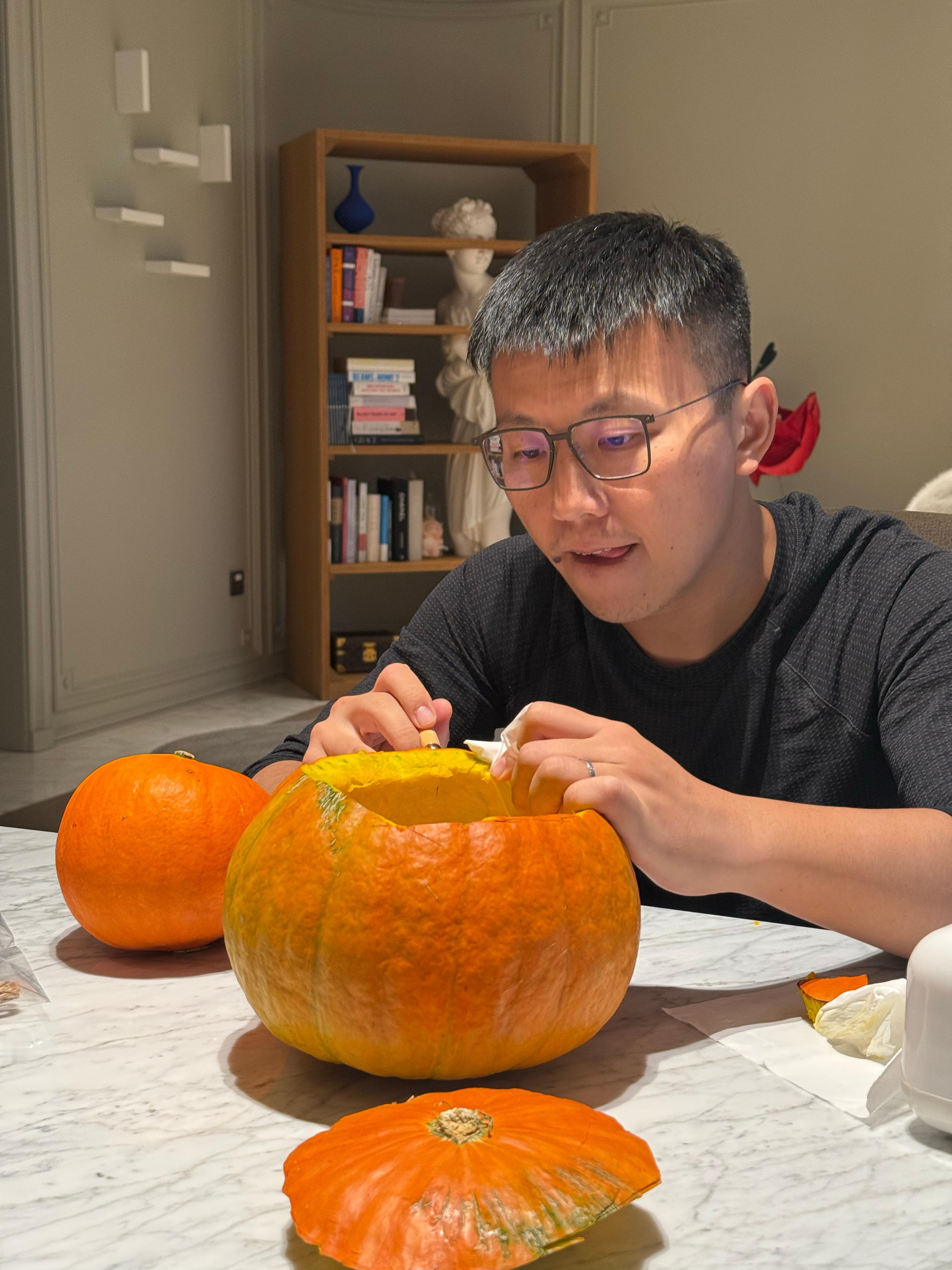 一岁半的Judy哈哈哈谁都得给女儿刻万圣节南瓜 ​​​