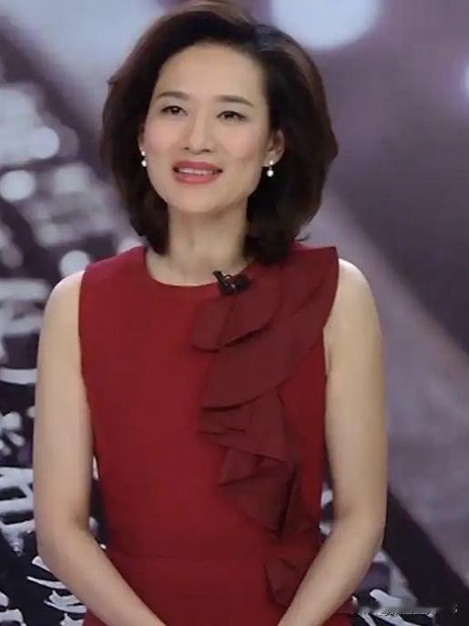 央视主播梁艳，以知性优雅、沉稳大气的风格深受观众喜爱，主持《新闻30分》等节目多