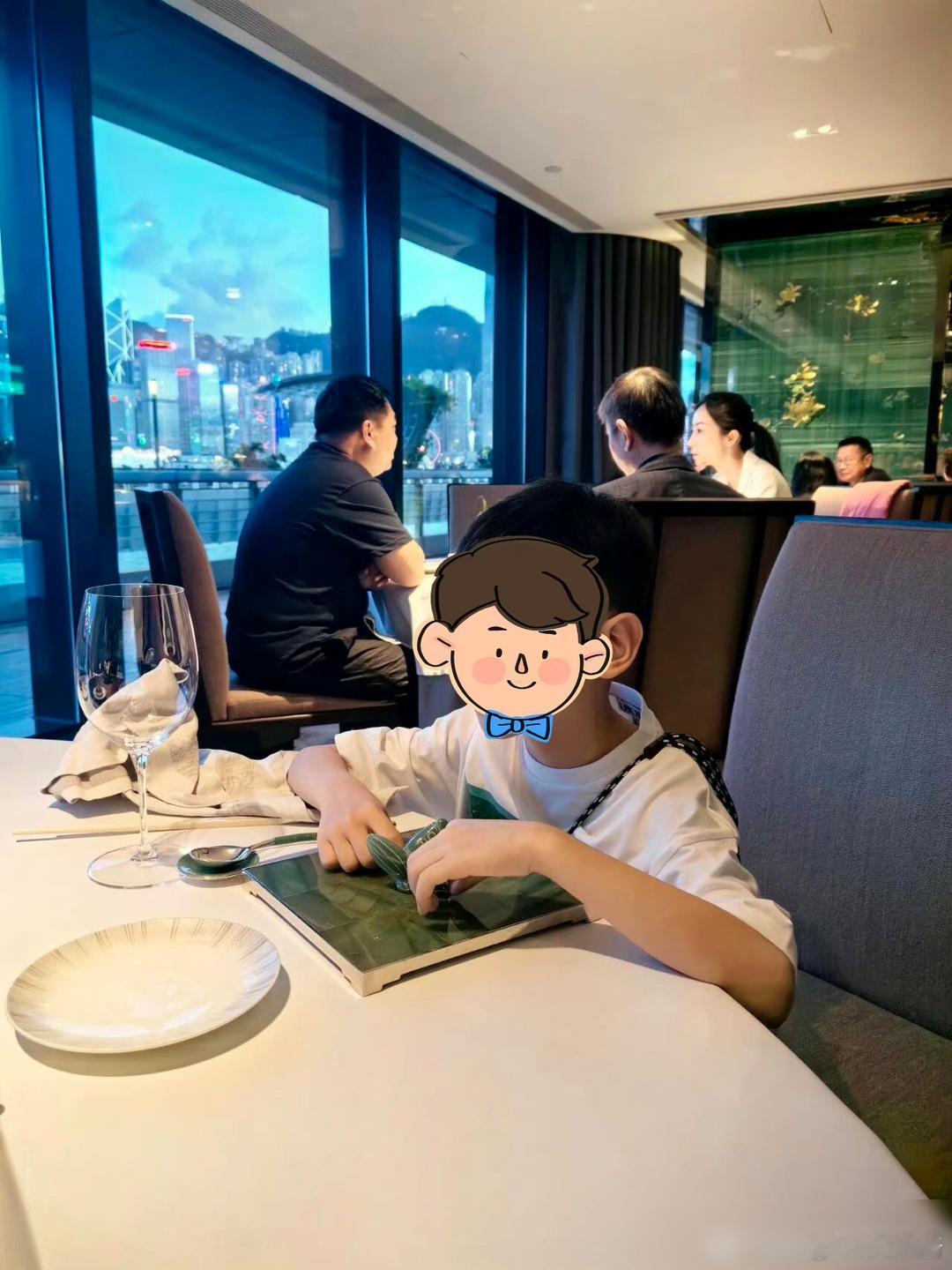 #韩雪夫妇与好友聚餐#好难得的同框，平时很少在互联网上看到她老公[思考] ​​​