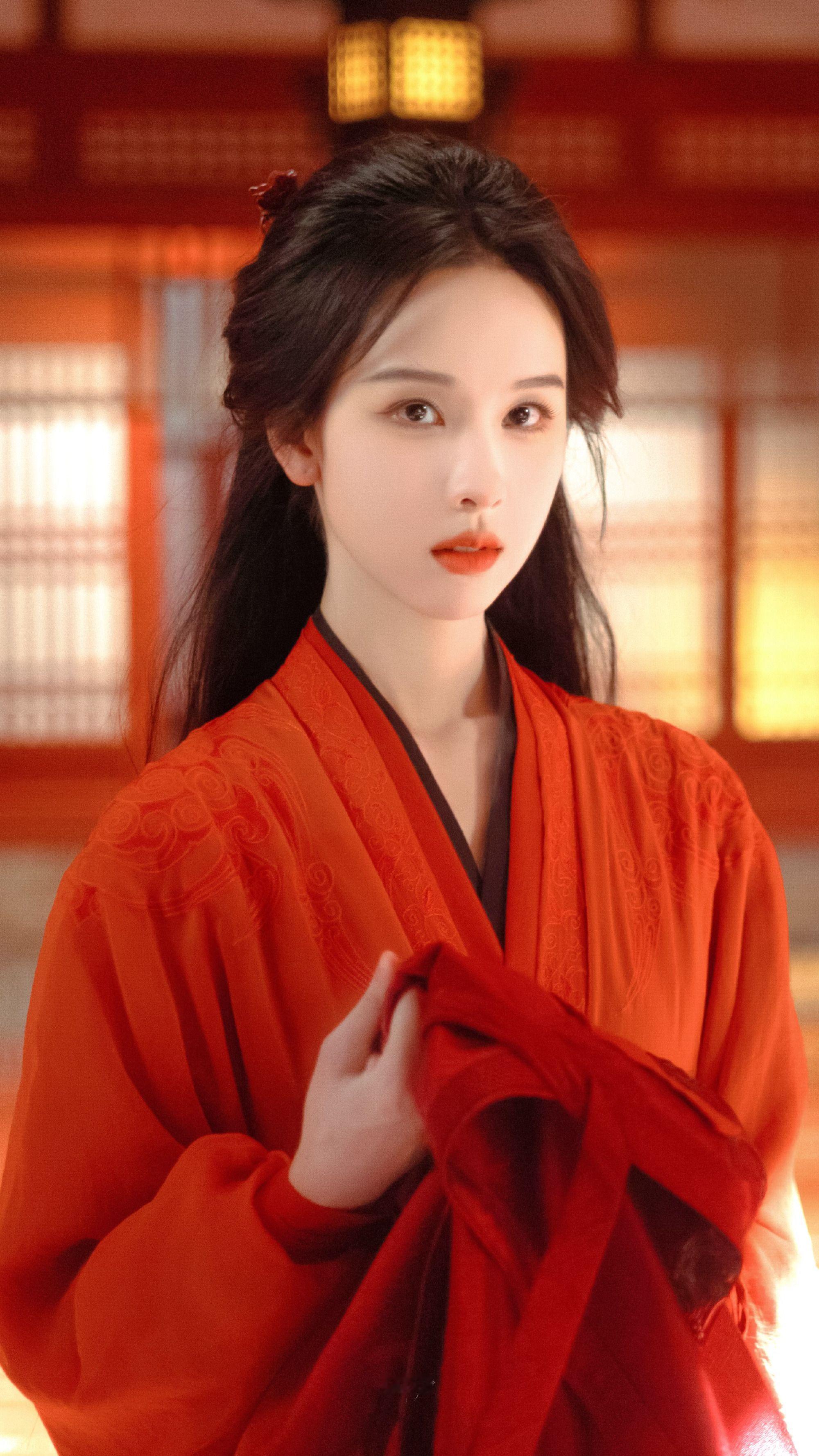 陈都灵翘楚人生镜头  不得不说陈都灵这镜头美翻，素衣惊醒落泪，冰肌玉骨的模样太惊