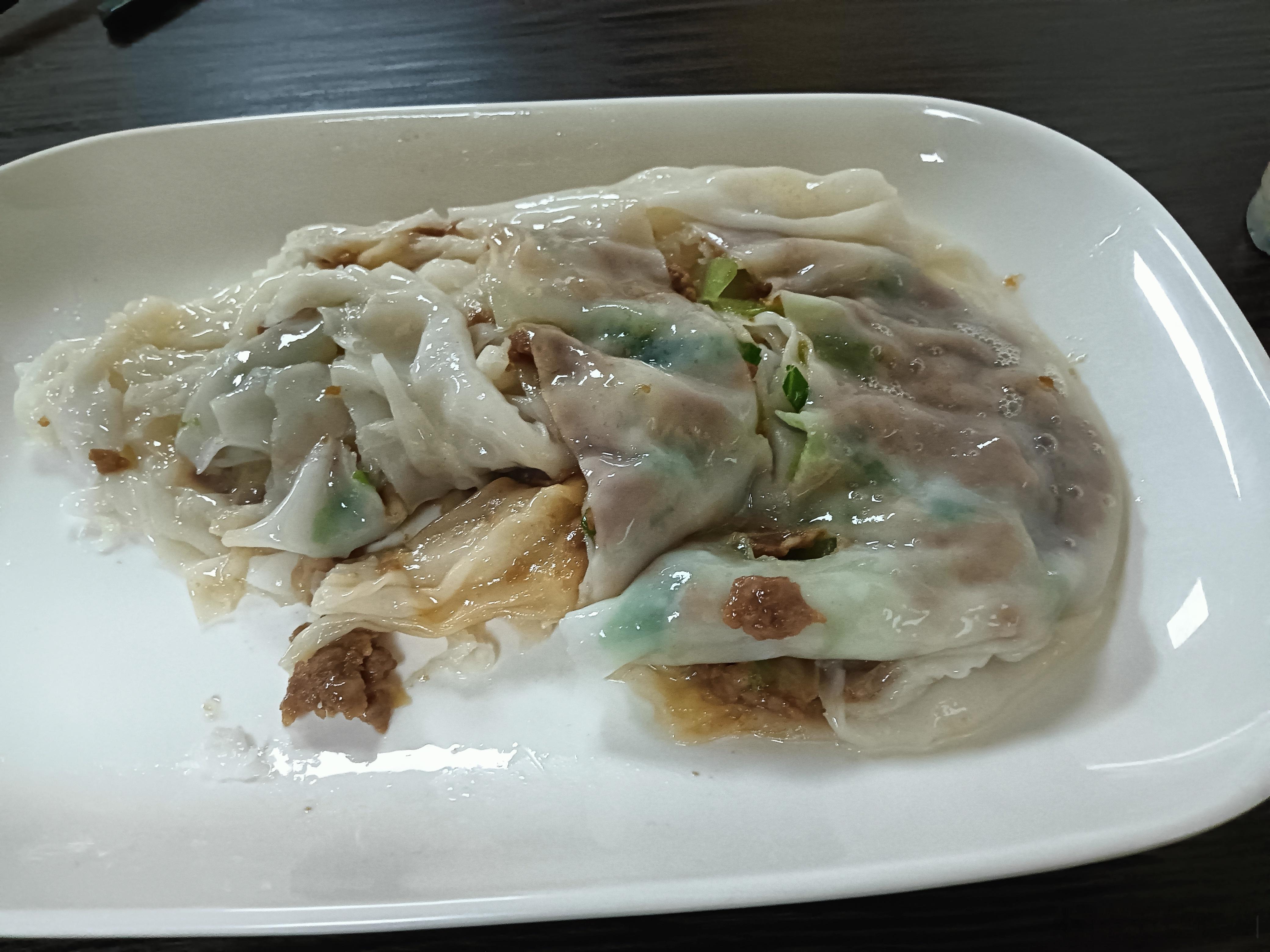阿嬷导演说的肠粉到底是哪家有人偏爱龙眼南美食街的网红肠粉，海鲜鲜肉满满，一口下去