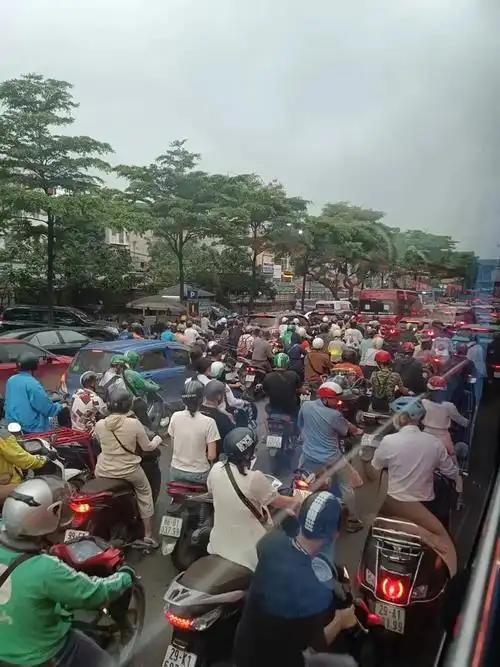 越南拼了！中国上不上？最近越南出台了个决议，说是2026年7月开始，河内中心地带