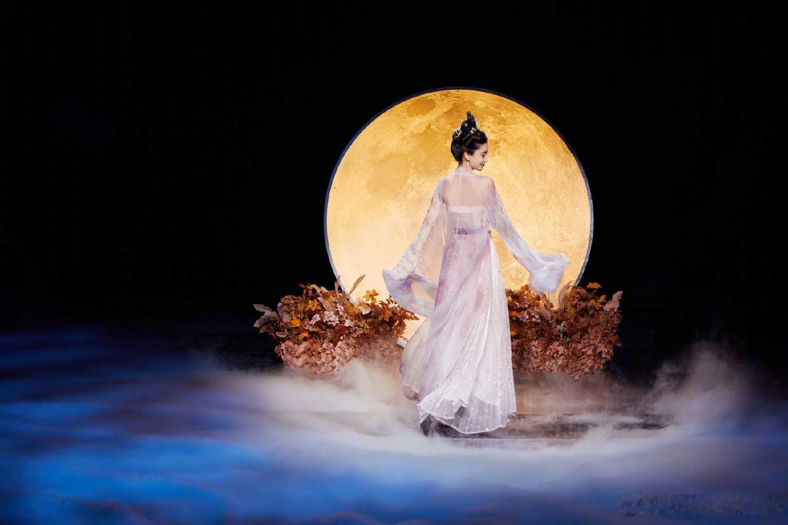 angelababy angelababy 人群自动退成布景，像被风吹散的铅笔画