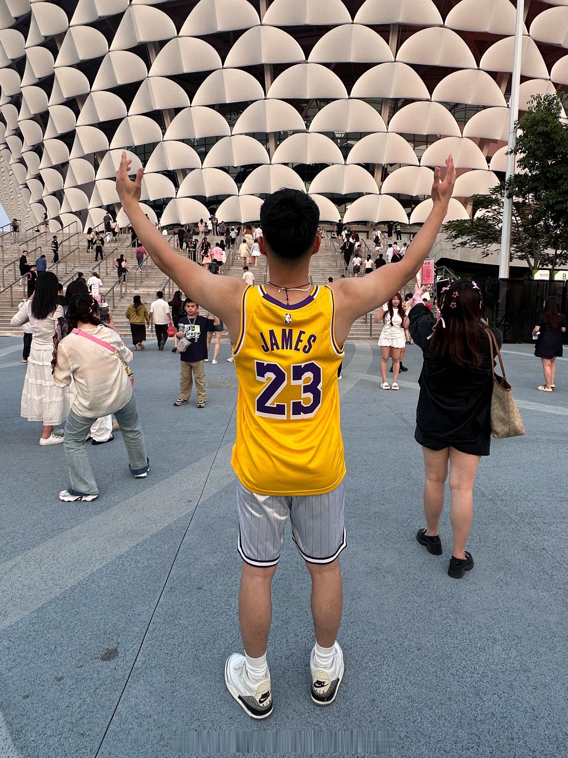 詹姆斯加盟76人昨晚刚看见非常震惊之前在公司和团队兄弟聊天说像詹姆斯这种历史超巨