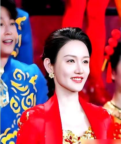 龙洋说择偶条件，把撒贝宁、康辉、康震的优点全拼成理想型。
 

现场撒贝宁拿起麦