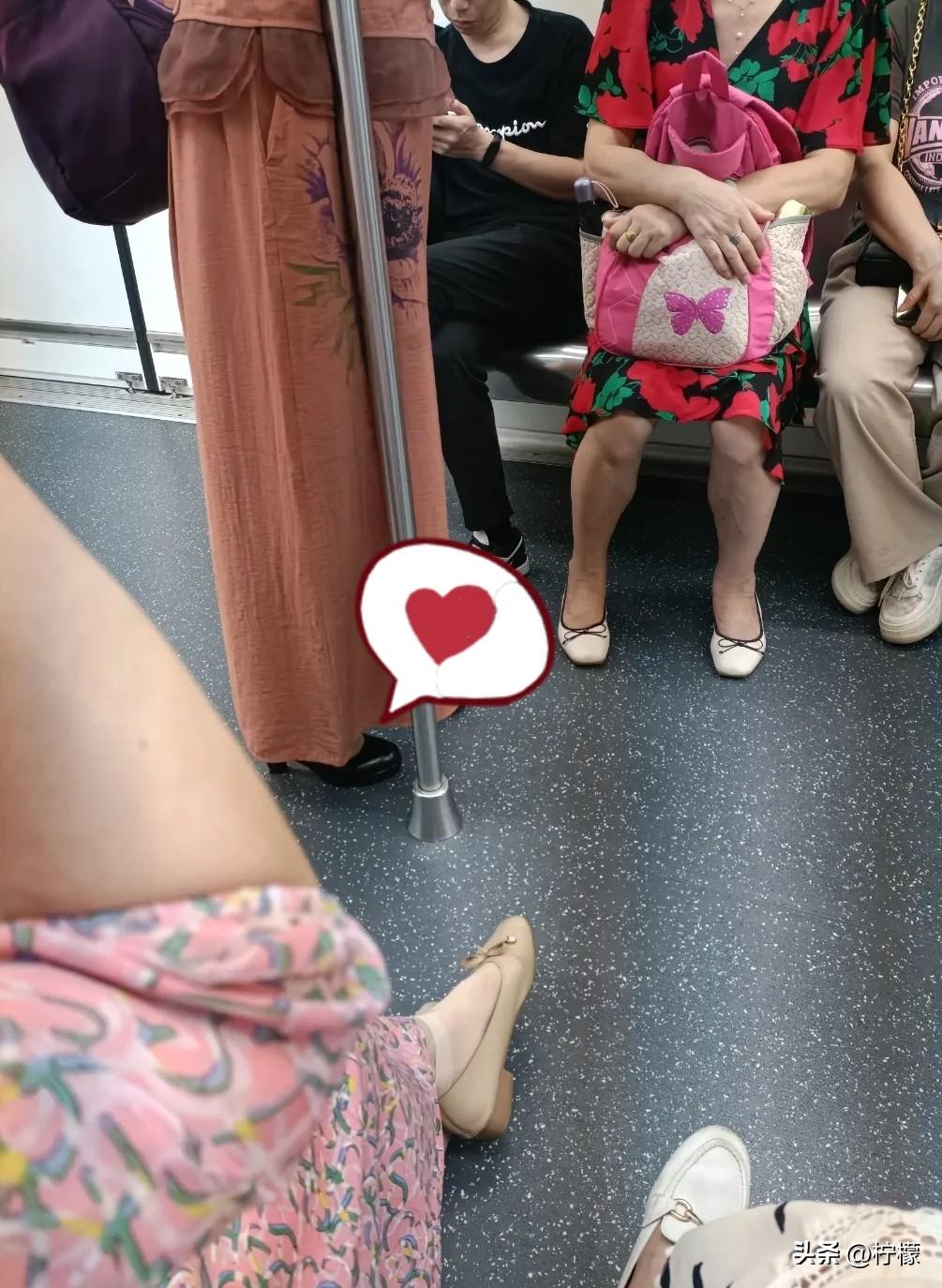 地铁手机被偷瞬间慌神！多亏女儿送的手表，一句话让小偷无处可藏
 
坐地铁出行途中
