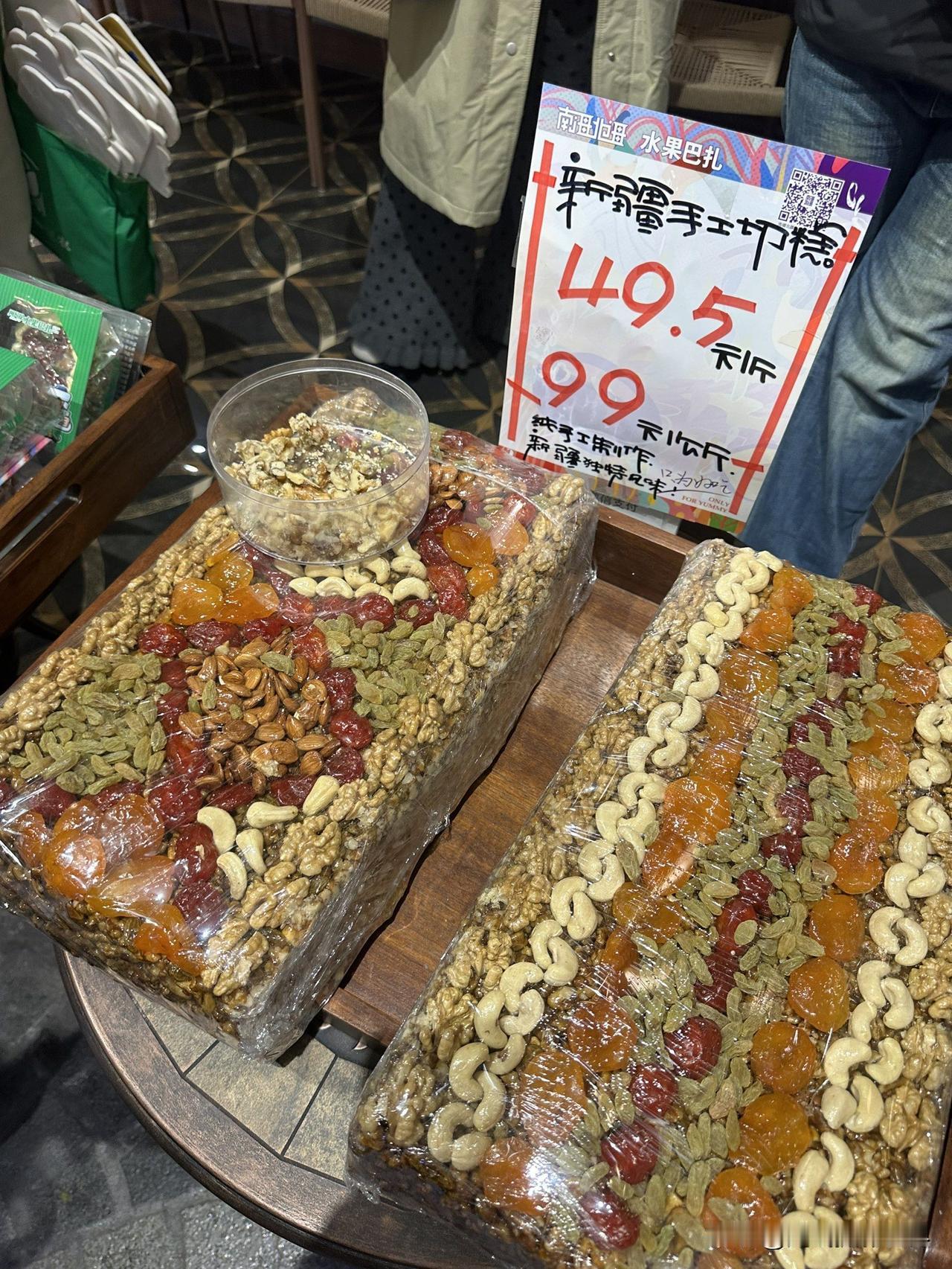 其实，新疆乌鲁木齐是一个真正的大城市，所以物价是很实在的。比如说，在国际大巴扎，