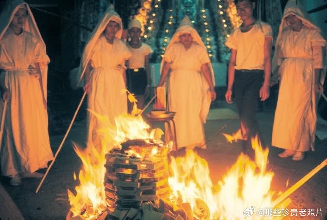 1971年，台湾，葬礼上烧纸钱的人 