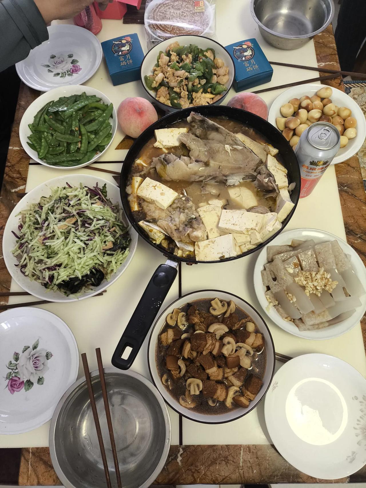 饥饿 ，促使人们迁徙，这和动物没什么区别。为了吃饱肚子，为了活命，不远千里万里也
