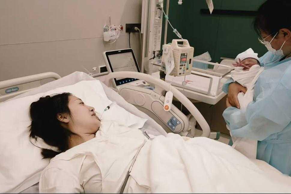 乔杉莫丹喜迎麟儿，三胎男孩降临产房，北漂夫妻十八年修成正果

9月22日晚，乔杉