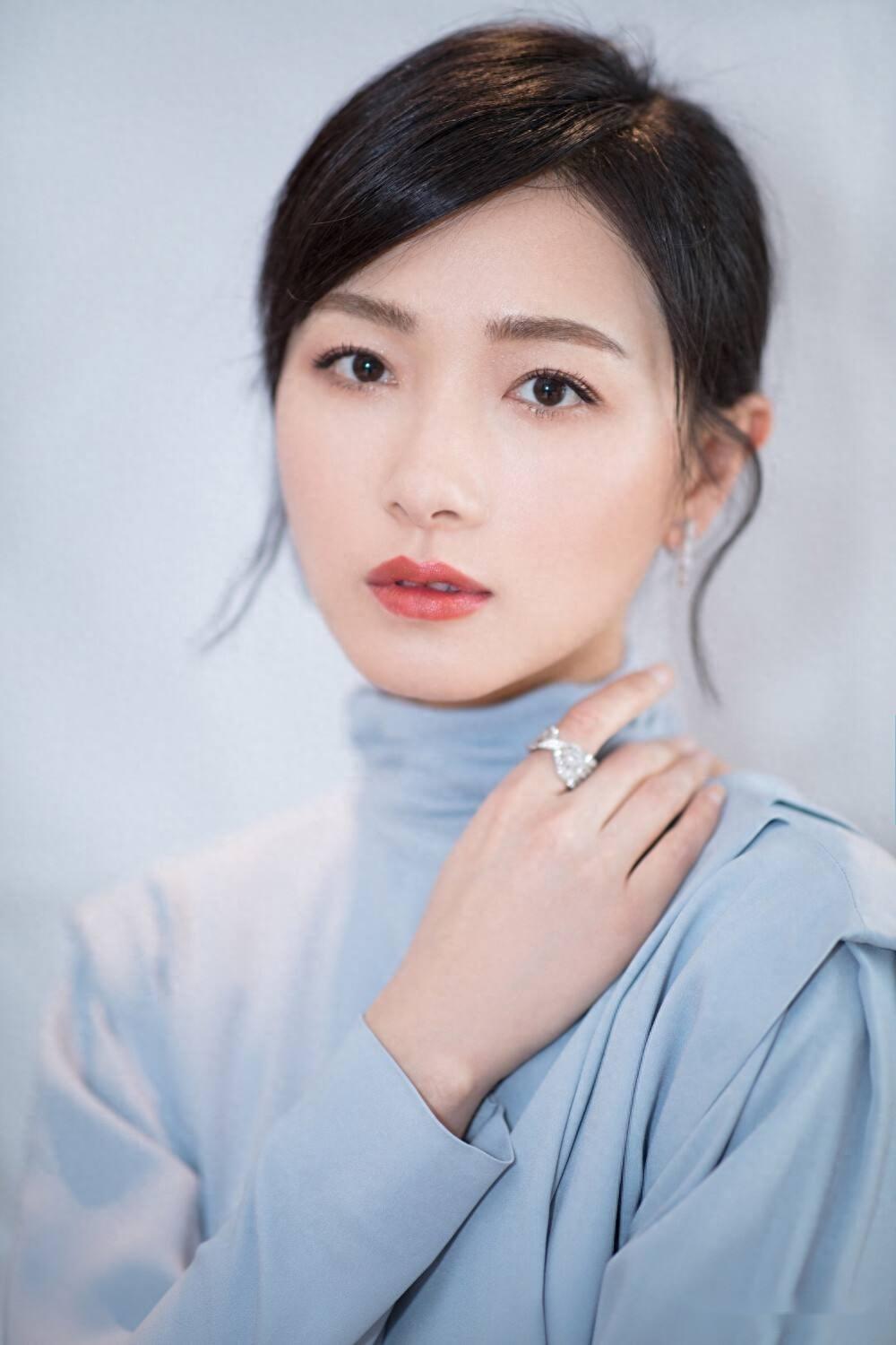 演员万茜说：“我刚毕业的时候，是在舞台上的，我一直是做话剧的，包括在学校念书的时