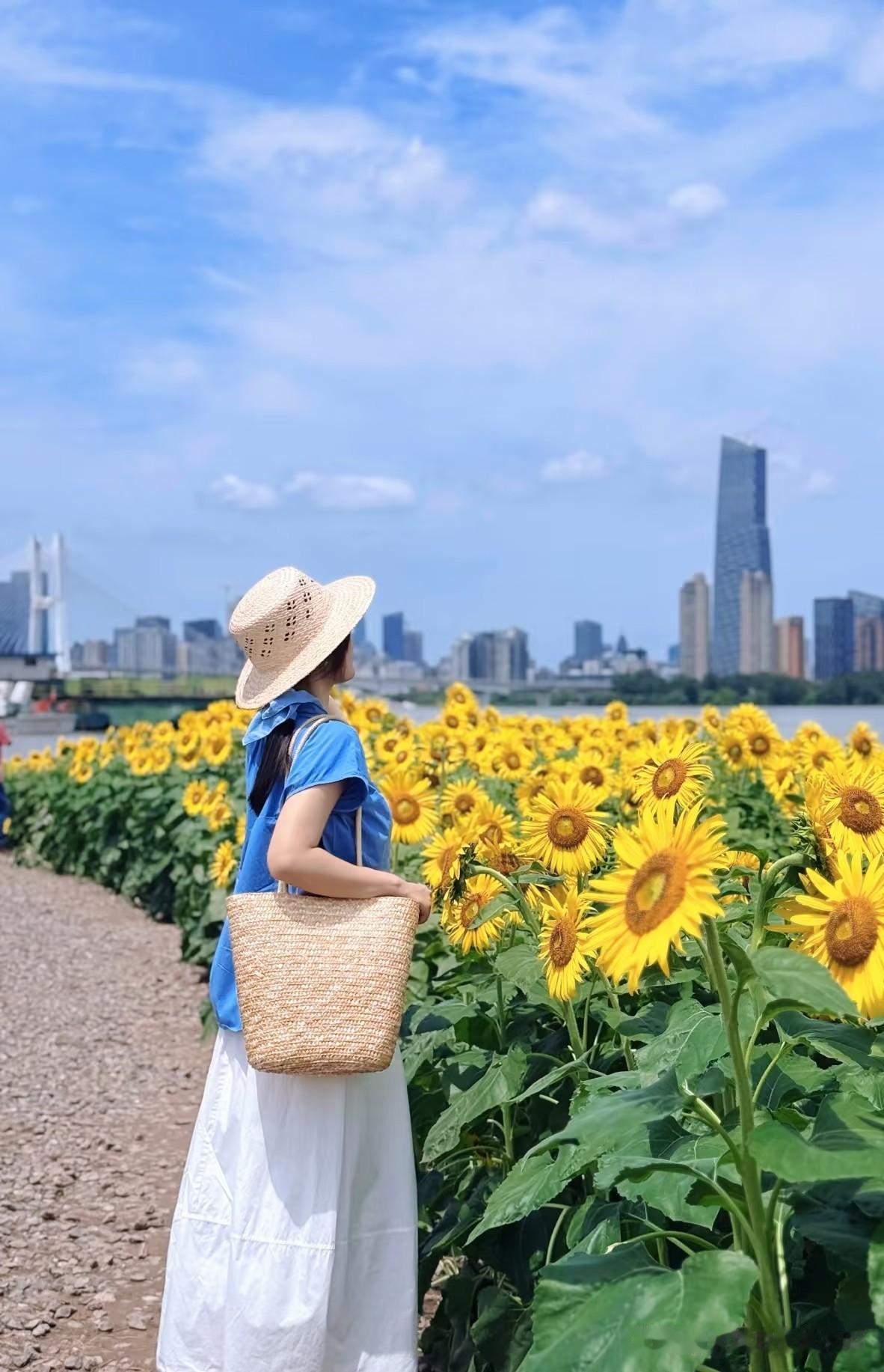 近日，湖北一位25岁的女研究生很是苦恼~

她的男友能力弱、不会维护她、家庭条件