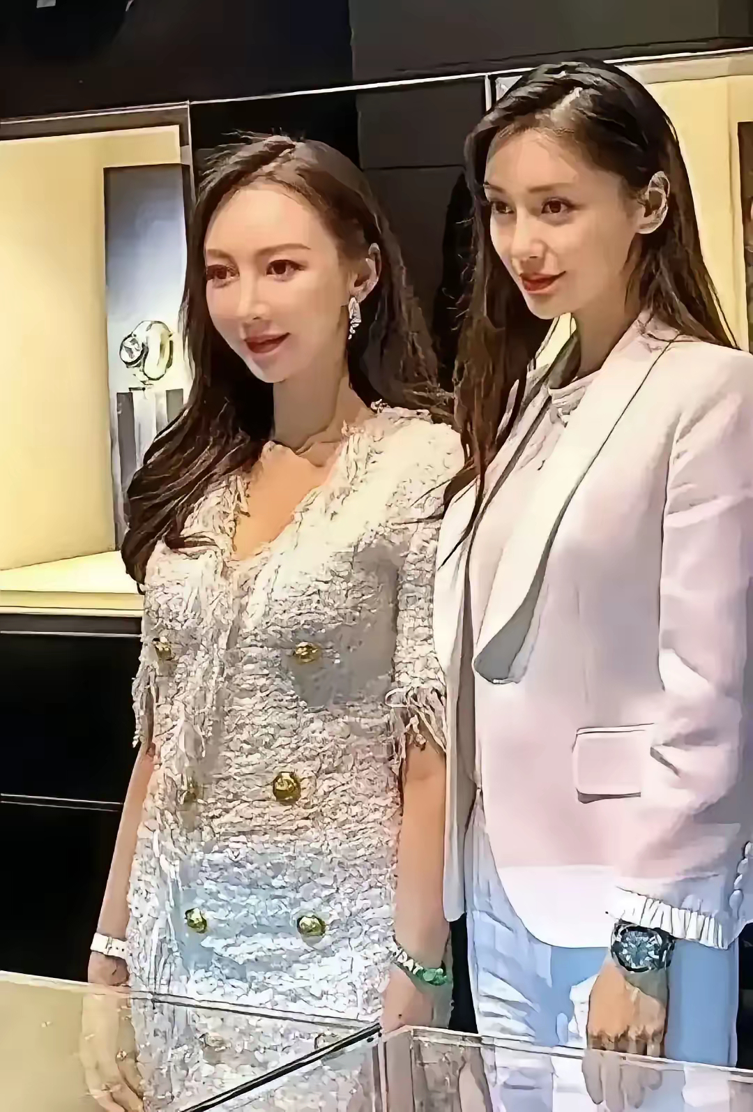 左边叶珂，出生于1992，32岁。右边杨颖，出生于1989，35岁。同样是富婆。