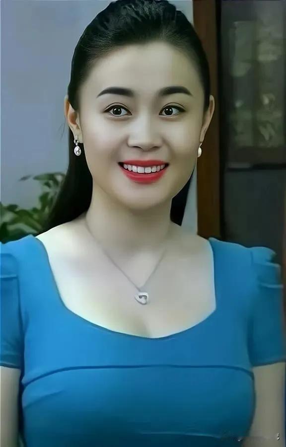 关婷娜和王小蒙都是乡村爱情里的演员，但是她两个谁更耐看更好看呢。