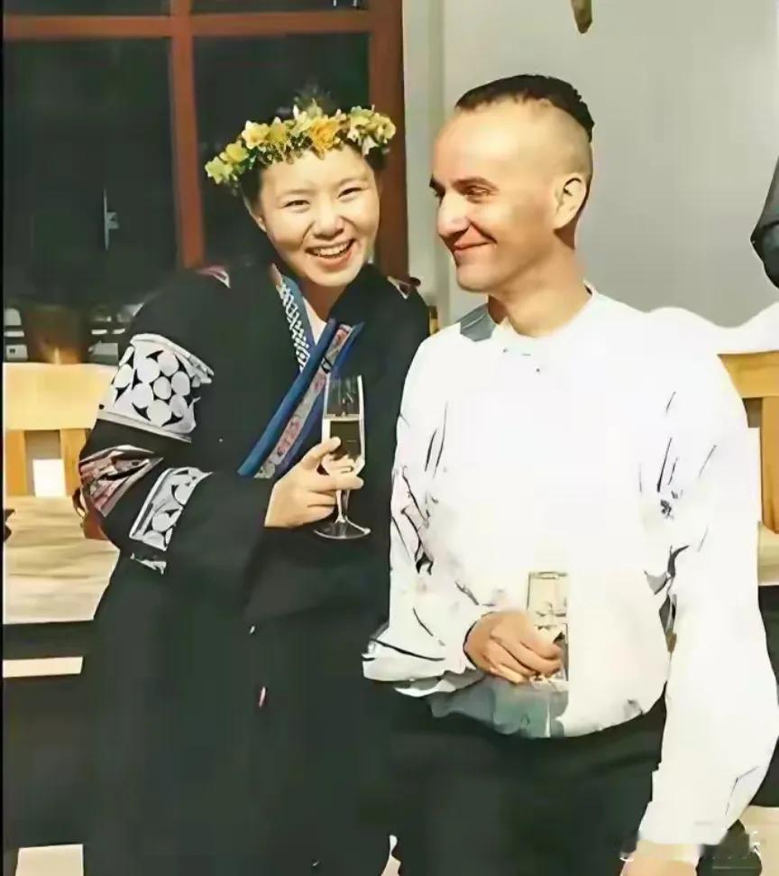 49岁龚琳娜自曝离婚细节，直指前夫老锣出轨奥地利离异女子。这段维持20年的跨国婚