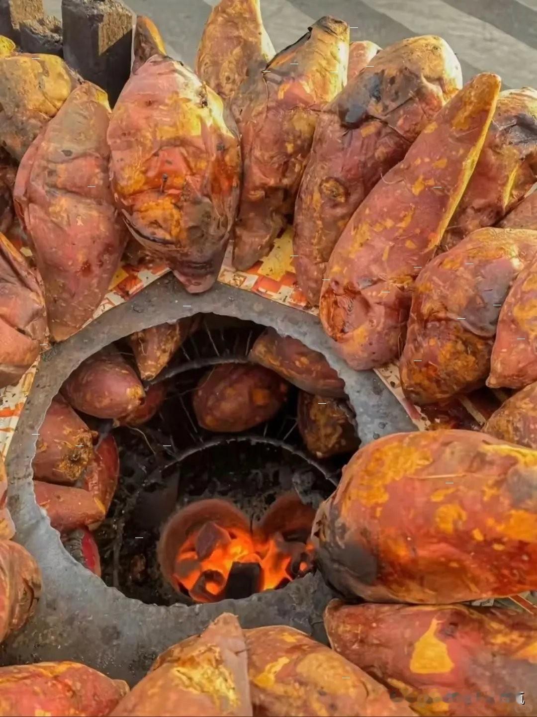 秋冬的寒夜里，街上忽然遇到这一炉，烤红薯🍠

热呼呼吃一口，那种香甜可口，胜过