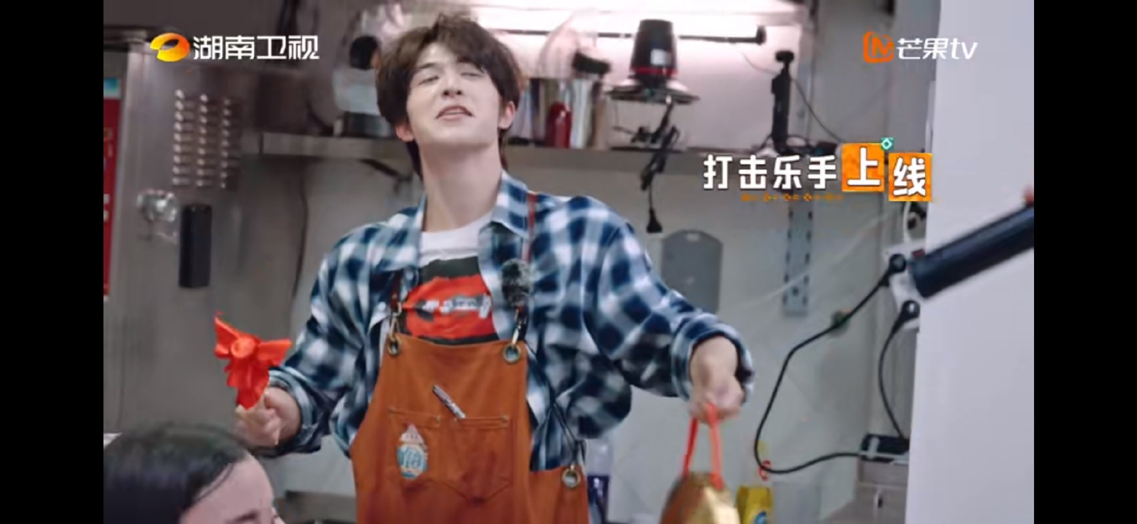 黄晓明[超话]黄晓明唱上海滩浑身都是戏中餐厅中餐厅名场面 丁禹兮cos冯程程和晓