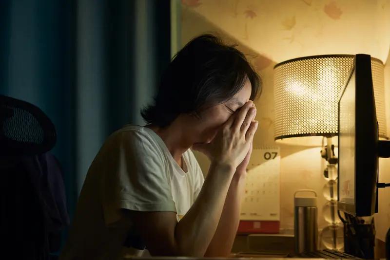 是的，长期熬夜会明显增加白发出现的风险。其核心机制与身体多系统紊乱密切相关。
1