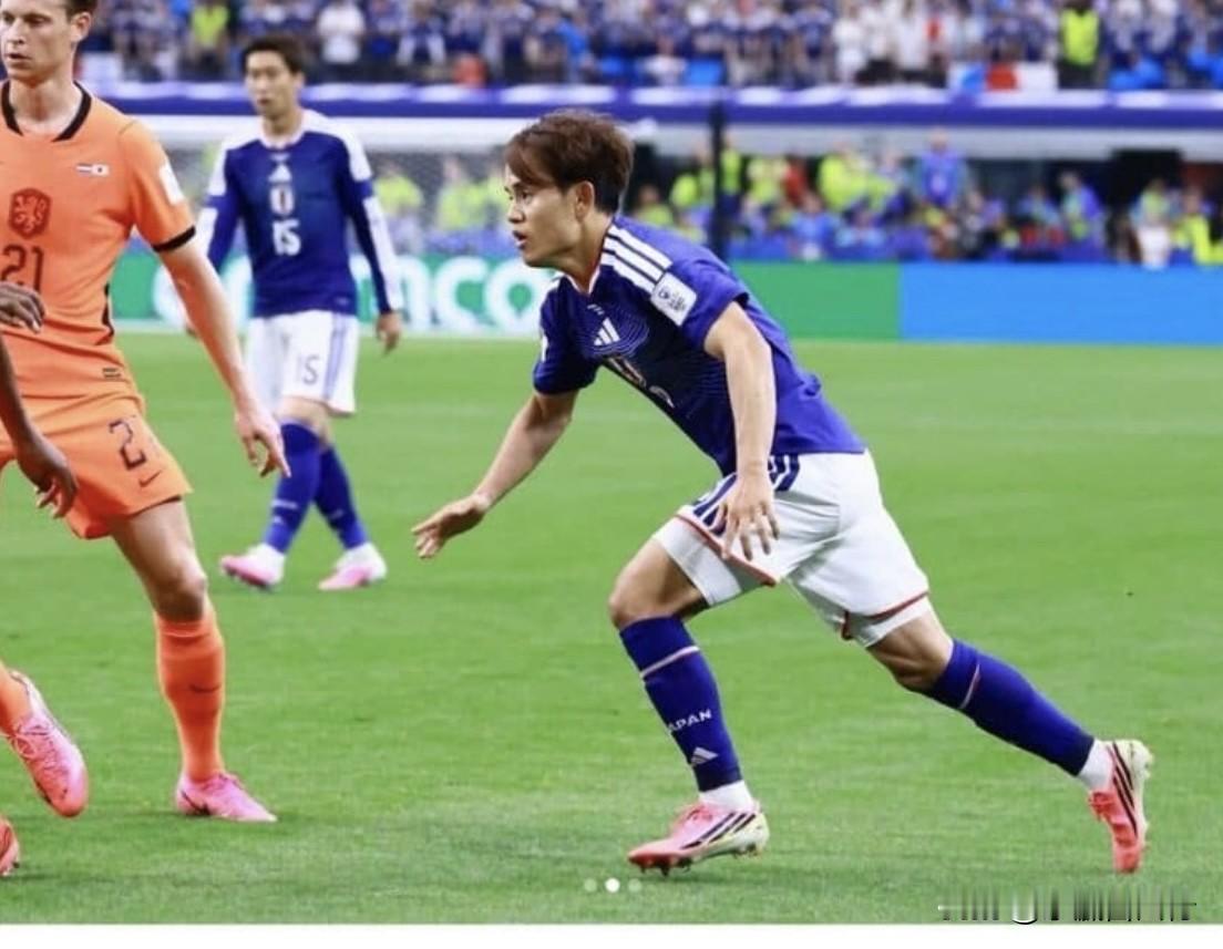 不敌巴西，日本球员纷纷道歉。
日本国家足球队中场久保建英以及前锋前田大然等球员，