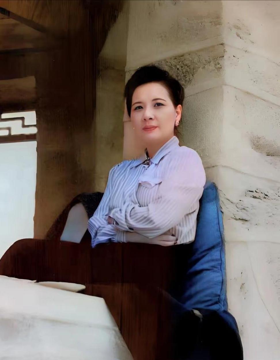 这才是宋美龄的真实相貌，这不是演员扮演的，而是1947年她在庐山含鄱口小憩时的真