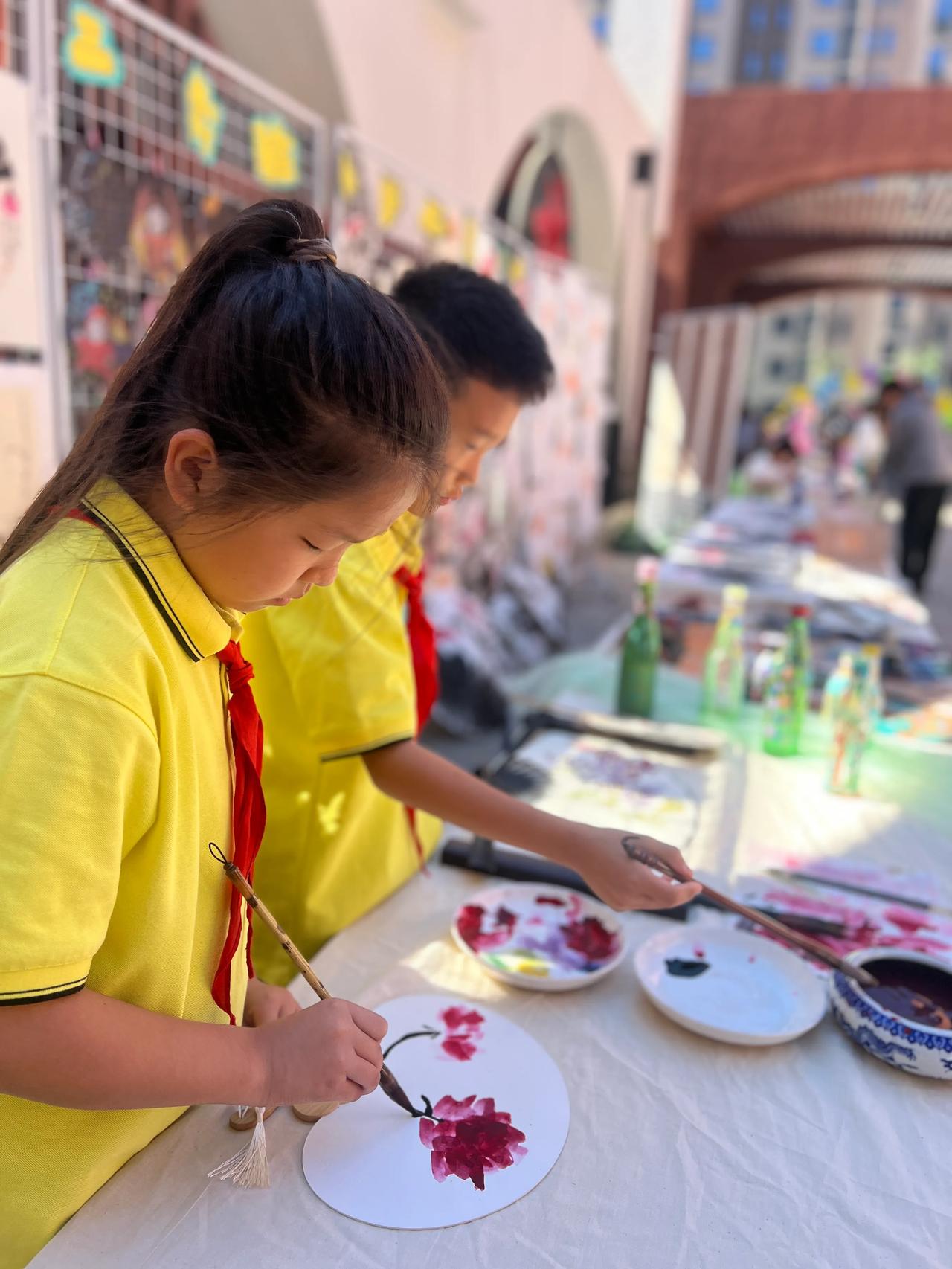 带孩子们参与区级社团展示，孩子们的作品得到专家和老师们的肯定，现场作画的二年级小