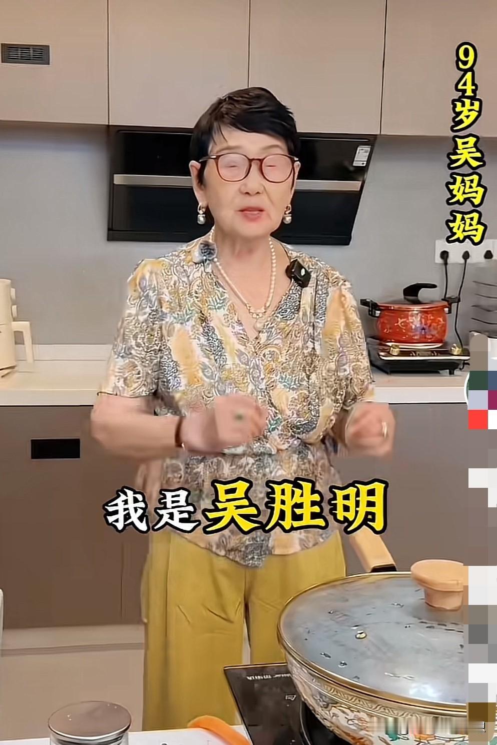 94岁还能打扮的这么漂亮，一个人买菜做饭，身边没有亲人没有保姆，也挺让人羡慕的！