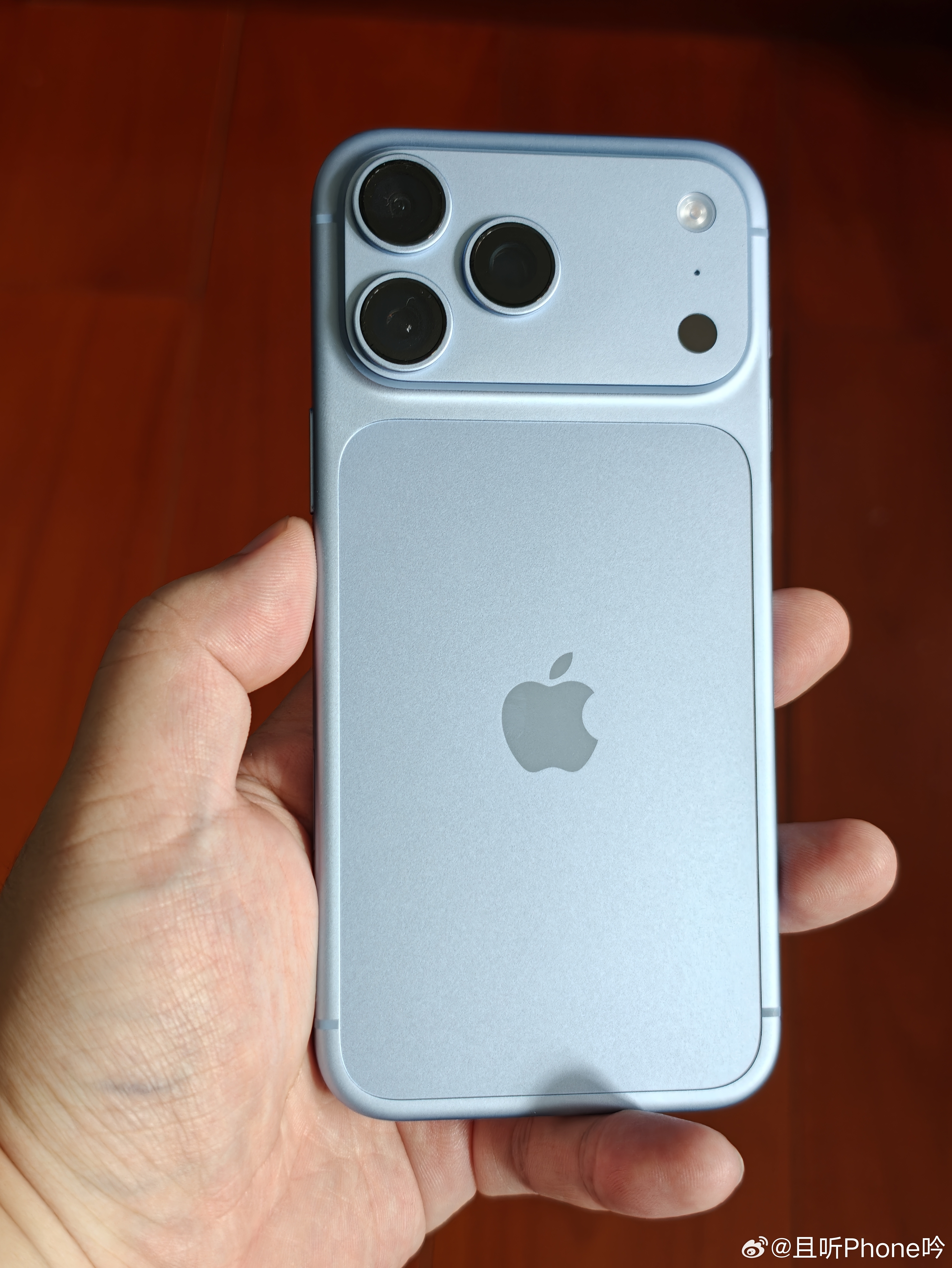 这外观。。。确定不是一比一复刻iPhone17Pro 吗[允悲][允悲] ​​​