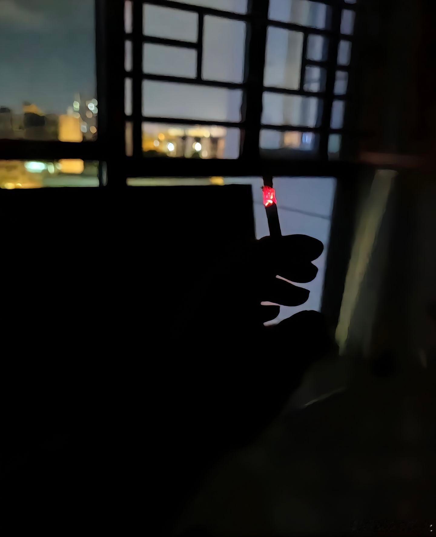 无声的夜晚，想说点什么，又不知道说什么！明明是身心俱疲，然无半点倦意，辗转反则难