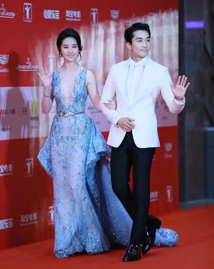 都忘记他们两个谈过了，他们两个是因为什么分开了 ​​​