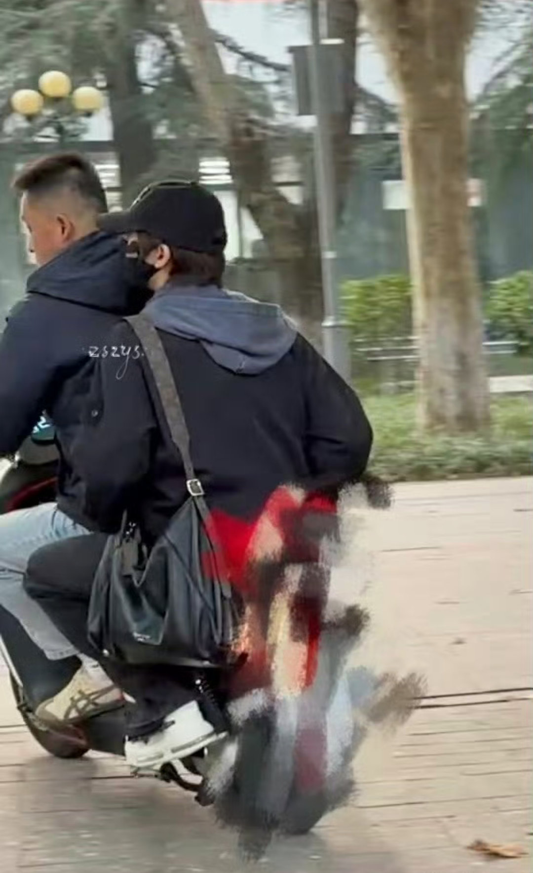 贺峻霖很命苦的样子这个小贺上了一天学，还要被私生追，隔着口罩都看出来命苦了 ​​