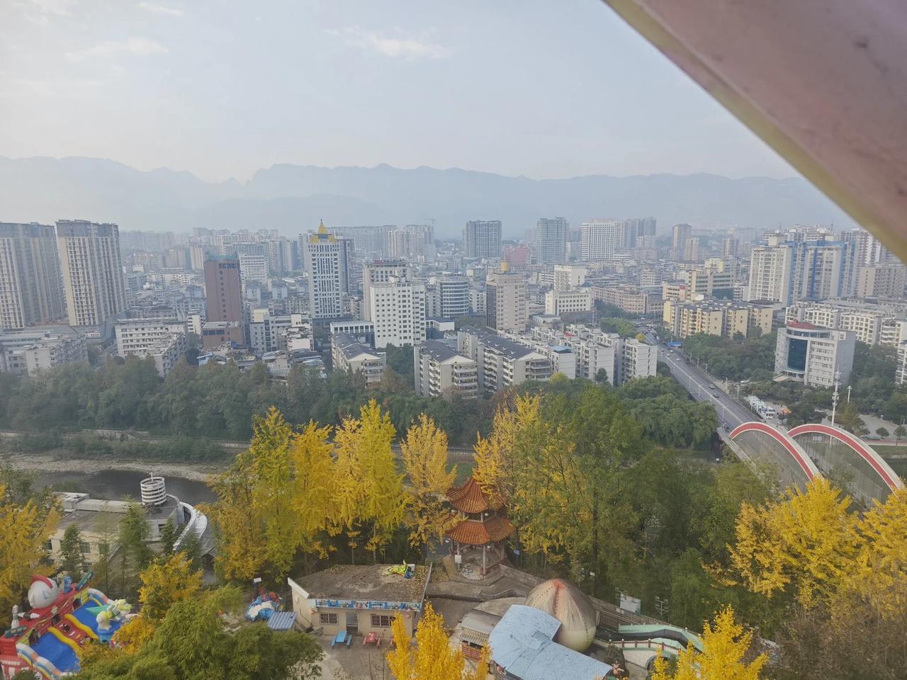 人生除了生死，其余都是擦伤。不必为了一些人和事而耿耿于怀，物来顺应，事过不念，心