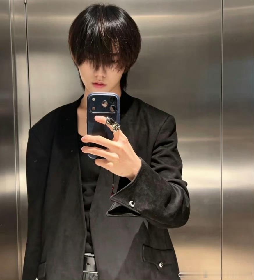 张子墨说好想旅游支持休假！早就说过想来一场旅行。早点实现这个愿望让我们墨墨出去玩