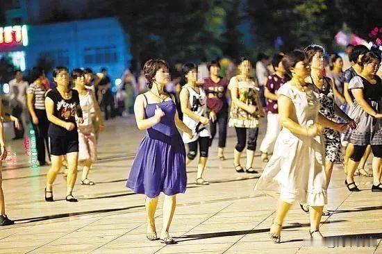 别跟我谈“包容”，小区广场舞这事，我站反对票

讲真，我家楼下那块巴掌大的空地，