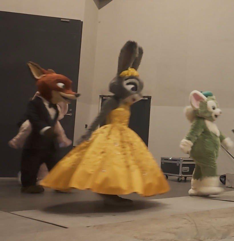 朱迪尼克去b站跨晚了 是谁的CP在跨晚后台甜蜜出街？原来是穿着晚礼服的朱迪尼克！