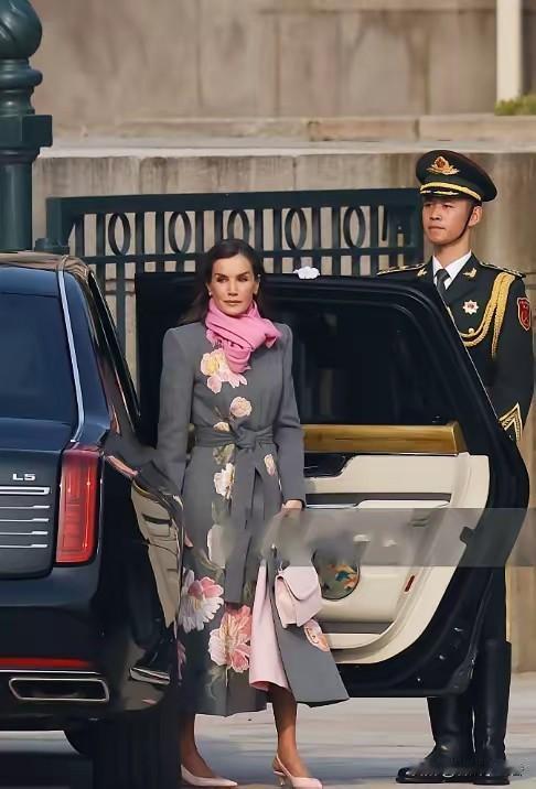 11月12日，西班牙王后莱蒂西娅在欢迎仪式上那叫一个光彩照人。她身着有花朵刺绣的